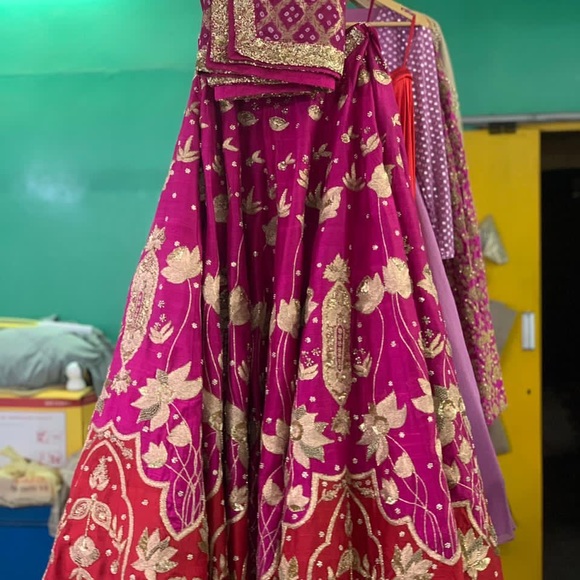 Indian wedding dress, full flare with hand embroidry & come with red net dupatta - Picture 4 of 5